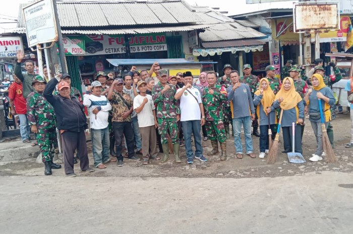 Peduli Lingkungan, Pemerintah Desa Sawahkulon Beraksi dalam Operasi Bersih di Pasar Pengkolan